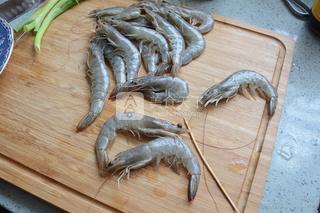 冰鎮(zhèn)酸辣蝦的做法步驟：2