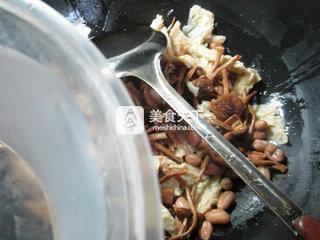 花生米茶樹(shù)菇烤麩 的做法步驟:5