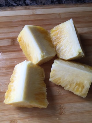 冰鎮(zhèn)鮮榨菠蘿汁