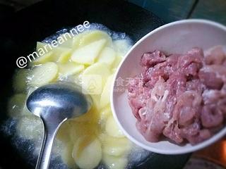 土豆肉片湯的做法步驟:5