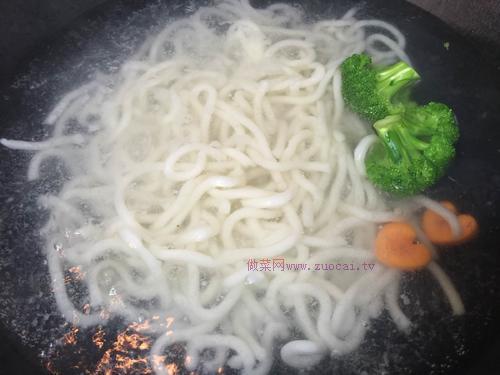 番茄醬三絲炒烏冬面的做法