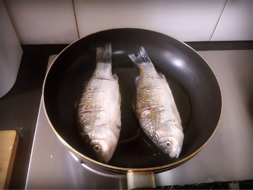 麻辣鯽魚(yú)的做法