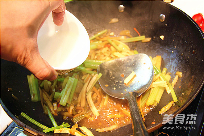 素心居靜香噴噴香干芹菜榨菜絲的做法