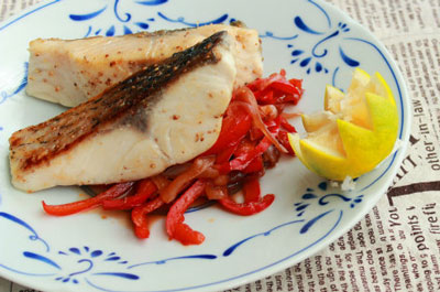 西式酒香煎魚(yú)排的做法，搭配酸甜椒同吃特別棒