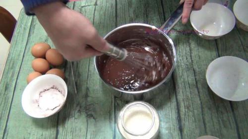 巧克力戚風(fēng)蛋糕8寸的做法