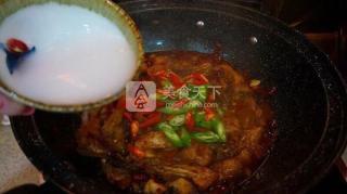 啤酒燜魚，好吃的讓你意想不到。的做法步驟：6