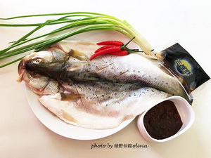 錫紙包鱸魚(yú)的做法步驟1