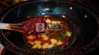 啤酒燜魚，好吃的讓你意想不到。的做法步驟：4