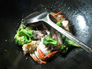 西蘭花炒螃蟹的做法步驟：10