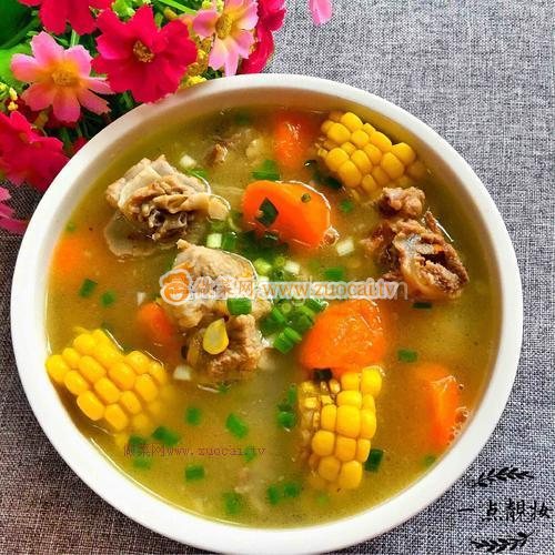 胡蘿卜玉米排骨湯的做法