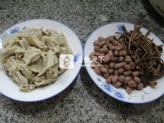 花生米茶樹(shù)菇烤麩 的做法步驟:1