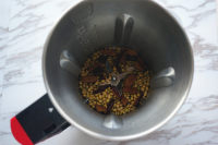 紅棗豆?jié){,養(yǎng)血安神的做法步驟3