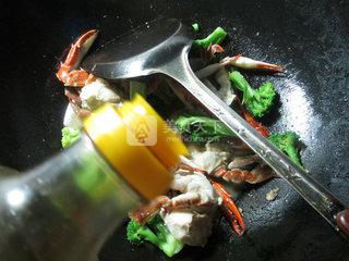 西蘭花炒螃蟹的做法步驟：8