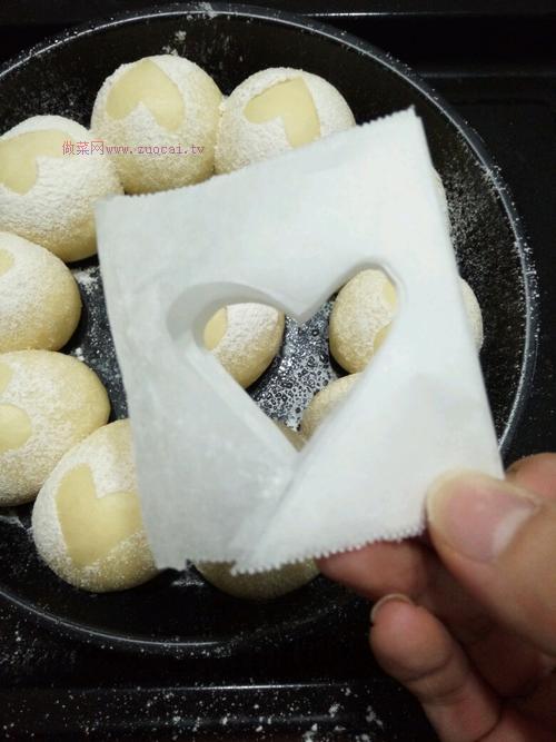 一次發(fā)酵的中種愛(ài)心小餐包的做法