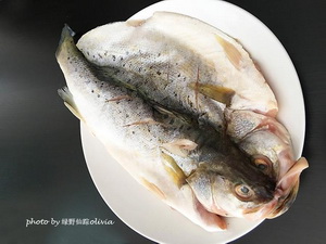 錫紙包鱸魚(yú)的做法步驟2
