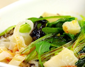 雞腿菇菠菜手搟面怎么做？