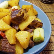 土豆燜牛的做法