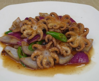 洋蔥爆八爪魚的家常做法