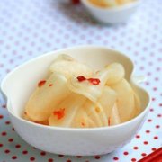 【涼拌白蘿卜片】涼拌白蘿卜片的做法_涼拌白蘿卜片的營(yíng)養(yǎng)價(jià)值