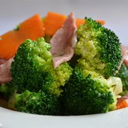 【西蘭花炒胡蘿卜】西蘭花炒胡蘿卜的做法_西蘭花炒胡蘿卜的營(yíng)養(yǎng)價(jià)值