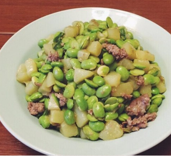 青豆?fàn)Z土豆的家常做法