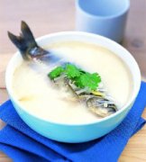 【鯽魚金針菇湯的做法】鯽魚金針菇湯能下奶嗎_鯽魚金針菇湯的營(yíng)養(yǎng)價(jià)