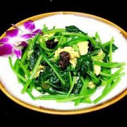 【炒菠菜要焯水嗎】炒菠菜的做法