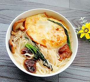 香菇荷包蛋熱湯面的家常做法