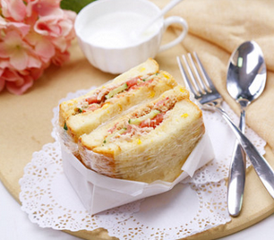 吞拿魚肉松三明治的家常做法