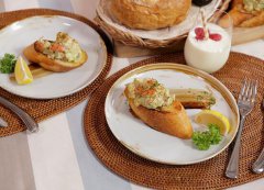 鮮蝦酸奶色拉配煎面包的做法視頻