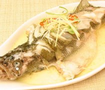 【清蒸鱸魚怎么做最好吃】清蒸鱸魚要蒸多久才熟_清蒸鱸魚的功效與作
