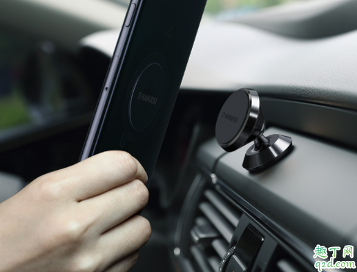 車內(nèi)手機支架裝哪個位子好 車內(nèi)手機支架用哪種好2