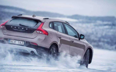 為什么有的車倒車燈只有一個 倒車燈常亮什么原因