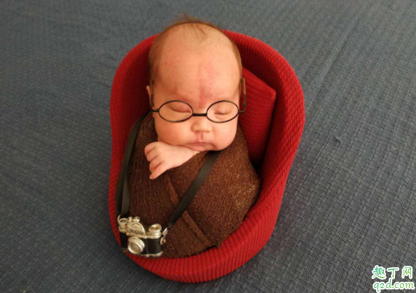 嬰兒滿月有什么習(xí)俗 嬰兒滿月要不要剃胎頭1