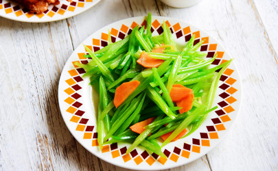 炒芹菜先放鹽還是后放鹽 炒芹菜什么時(shí)候放鹽好