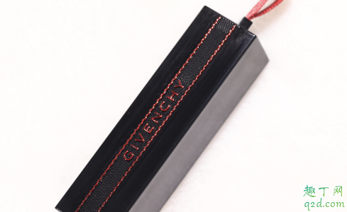 紀(jì)梵希2019圣誕限量27好看嗎 紀(jì)梵希27bold red口紅試色1