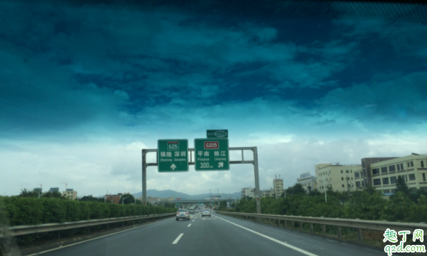 開(kāi)車(chē)被雷劈能不能下車(chē) 打雷躲車(chē)?yán)锇踩珕?