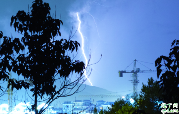 開(kāi)車(chē)被雷劈能不能下車(chē) 打雷躲車(chē)?yán)锇踩珕?