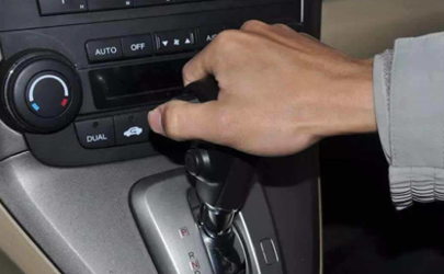 小車換檔時(shí)要踩離合嗎 換擋很大頓挫傷車嗎