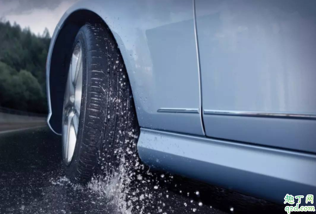 開(kāi)車(chē)被雷劈能不能下車(chē) 打雷躲車(chē)?yán)锇踩珕?