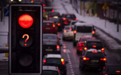 等紅綠燈可以不拉手剎嗎 為什么手剎冬天凍住了