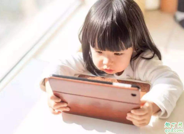 兩個(gè)月的寶寶能看清多遠(yuǎn)的東西 晚上開燈會(huì)不會(huì)影響新生兒的視力4