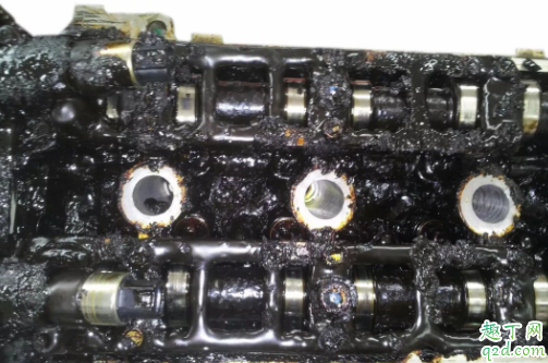 汽車機(jī)油成泥狀怎么回事 發(fā)動機(jī)油泥如何處理1