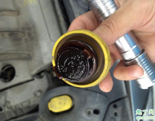 汽車機(jī)油成泥狀怎么回事 發(fā)動機(jī)油泥如何處理2