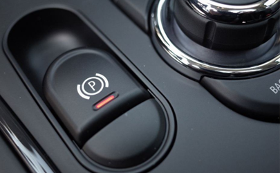 起步時(shí)電子手剎怎么操作 電子手剎起步用放下嗎