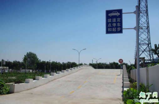 自動擋坡道起步怎么不溜車 手動擋坡道停車要掛在1擋嗎2