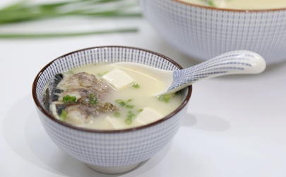 鯽魚湯煎的時(shí)候如何不掉皮 鯽魚湯魚皮怎么不容易掉