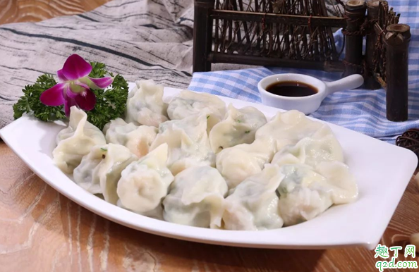 胡蘿卜包餃子要不要煮一下 胡蘿卜包餃子要過(guò)水嗎1