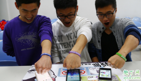 飯局玩手機是真的不禮貌嗎 朋友聚餐時老看手機是什么意思3