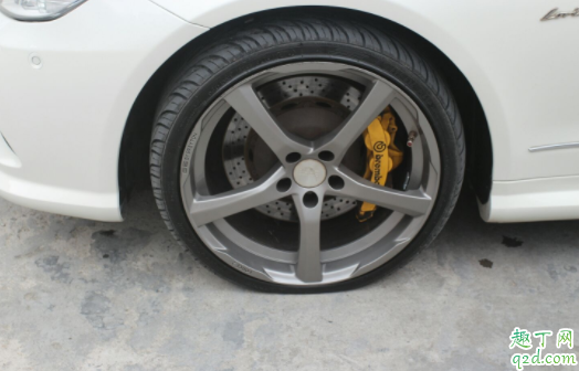 汽車輪圈為什么會發(fā)黑 為什么汽車前輪很黑4